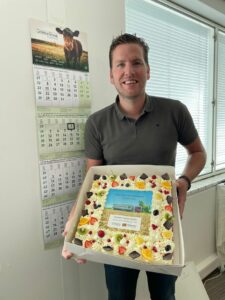 Ruben Kraaijeveld, operations manager received a cake from Zijderlaan to celebrate HVO project