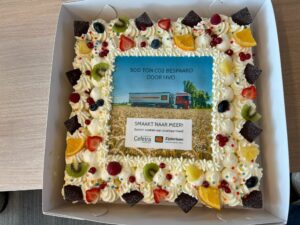 Ruben Kraaijeveld, operations manager received a cake from Zijderlaan to celebrate HVO project