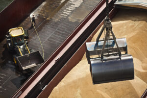 4.5 9028 igma Igma port, unloading boat