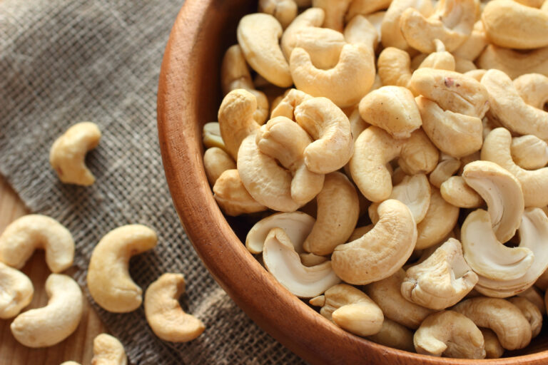 Raw,Cashews,Close-up,In,Wooden,Bowl,On,Sackcloth